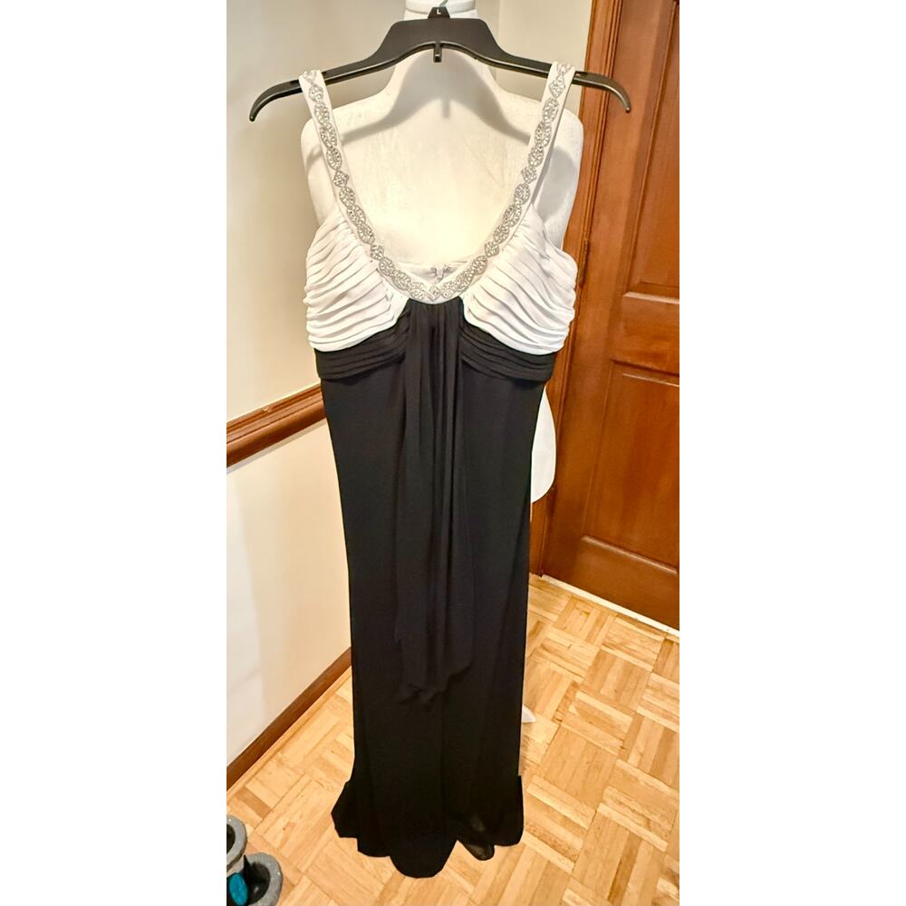 Alex Evenings Beaded Black & Ivory Formal Gown Size 6 - Picture 2 of 13